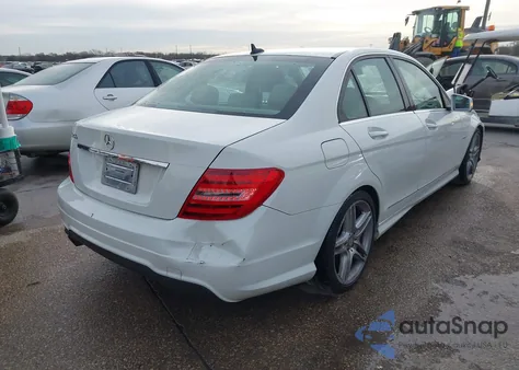 2012 Mercedes-Benz C 250 Sport z USA, uszkodzony, nr VIN WDDGF4HBXCA667821